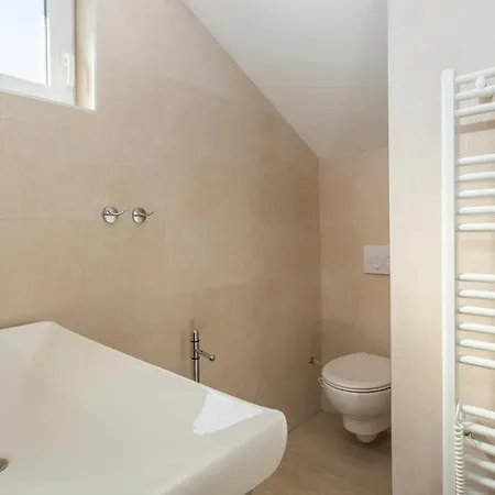 2 Bedroom Stunning In *