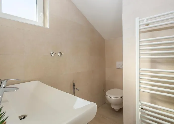 2 Bedroom Stunning In *